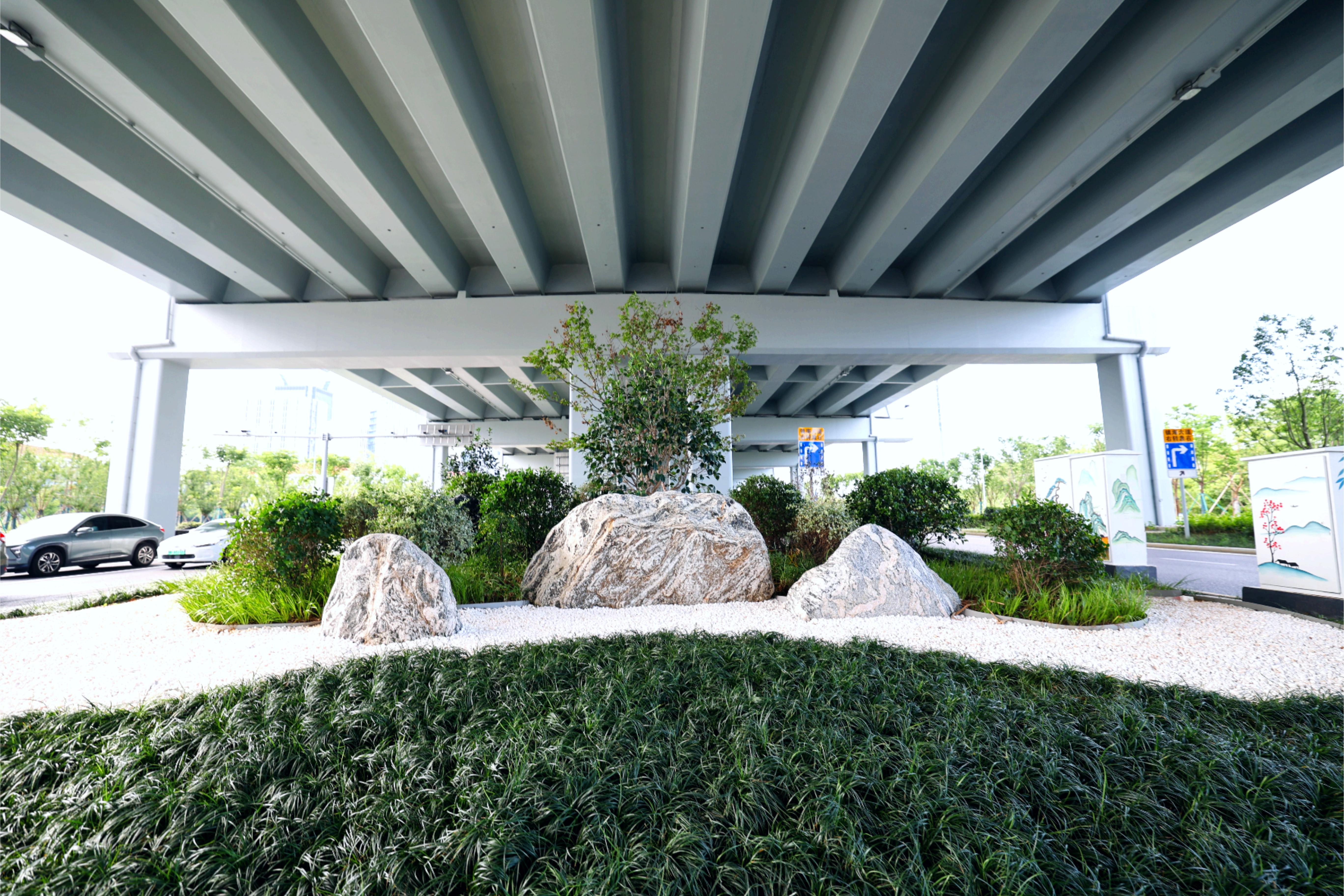 機(jī)非隔離帶選擇生長健壯、病蟲害少、易于養(yǎng)護(hù)的植物種類，確保景觀效果的持久性.JPG